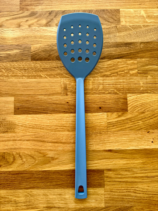 Stekspade med hål / Pelle Pastell Blå