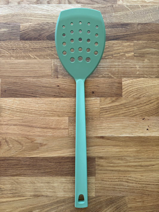 Stekspade med hål / Pelle Pastell Grön