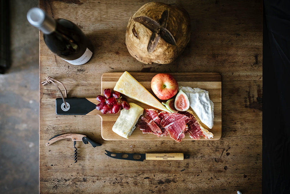 Ost- och vin serveringsset med skärbräda